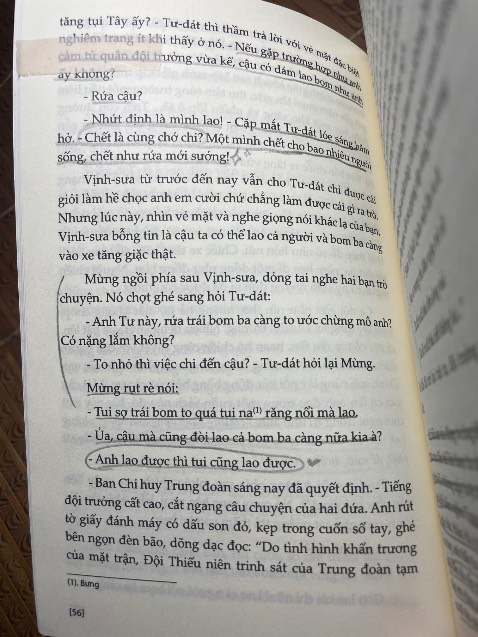mình lười viết phản hồi nhưng tại thích 2 quyển này quá nên nhắn lên đây cho mng yên tâm mua, theo cảm nhận của mình thì sách siêu hay và cảm động, đúng kiểu là người Việt nào cũng nên đọc, vì là nvat chính là các cậu bé 13,14t nên mng đừng sợ sách về ctranh là khô khan nha, có những đoạn cũng rất nhí nhảnh vui nhộn đấy ạ, đáng đọc nha mng