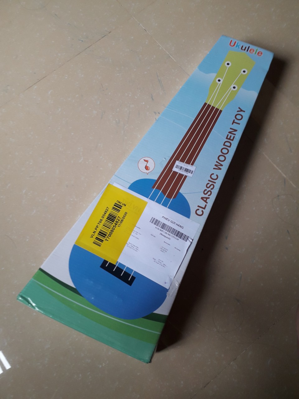 Cảm giác đầu tiên là hàng về tay hơi lâu, gửi nhầm màu và nhỏ hơn mình nghĩ. Shop có tặng thêm giáo trình học trong tờ giấy nhỏ nhỏ mà tìm kiếm thì không thấy đâu cả. Ngoài cái đó ra thì hầu như okela hết ạ