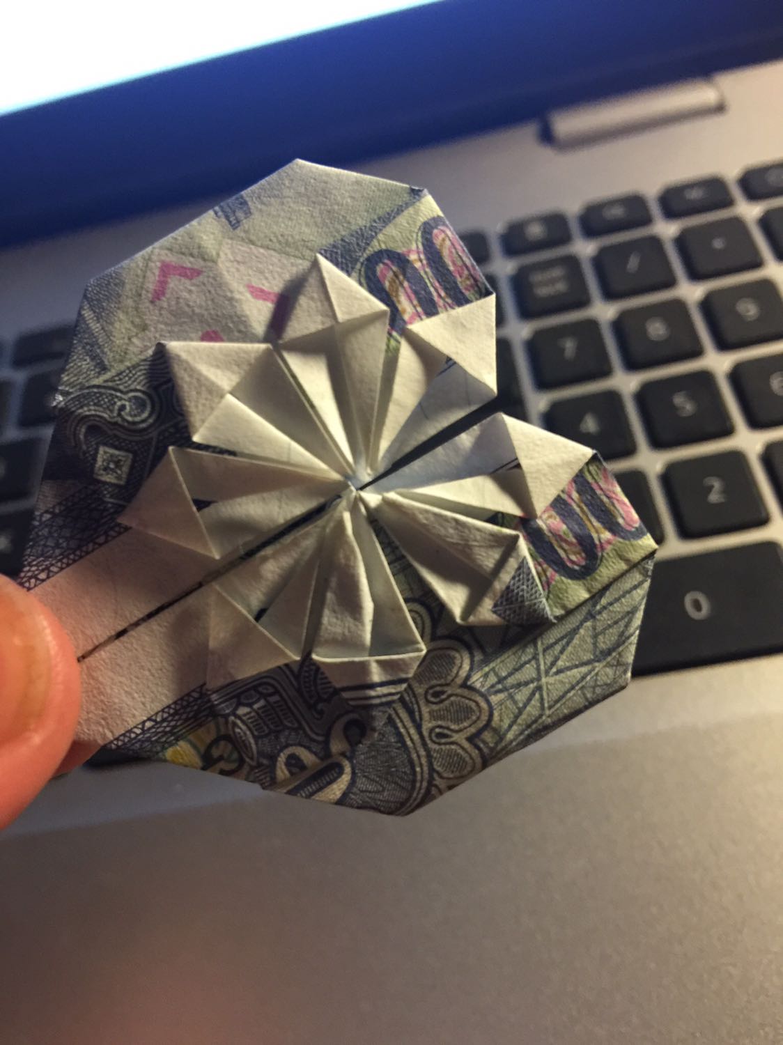 khá là đẹp và tiện hơn khi dùng tiền để đánh dấu trang