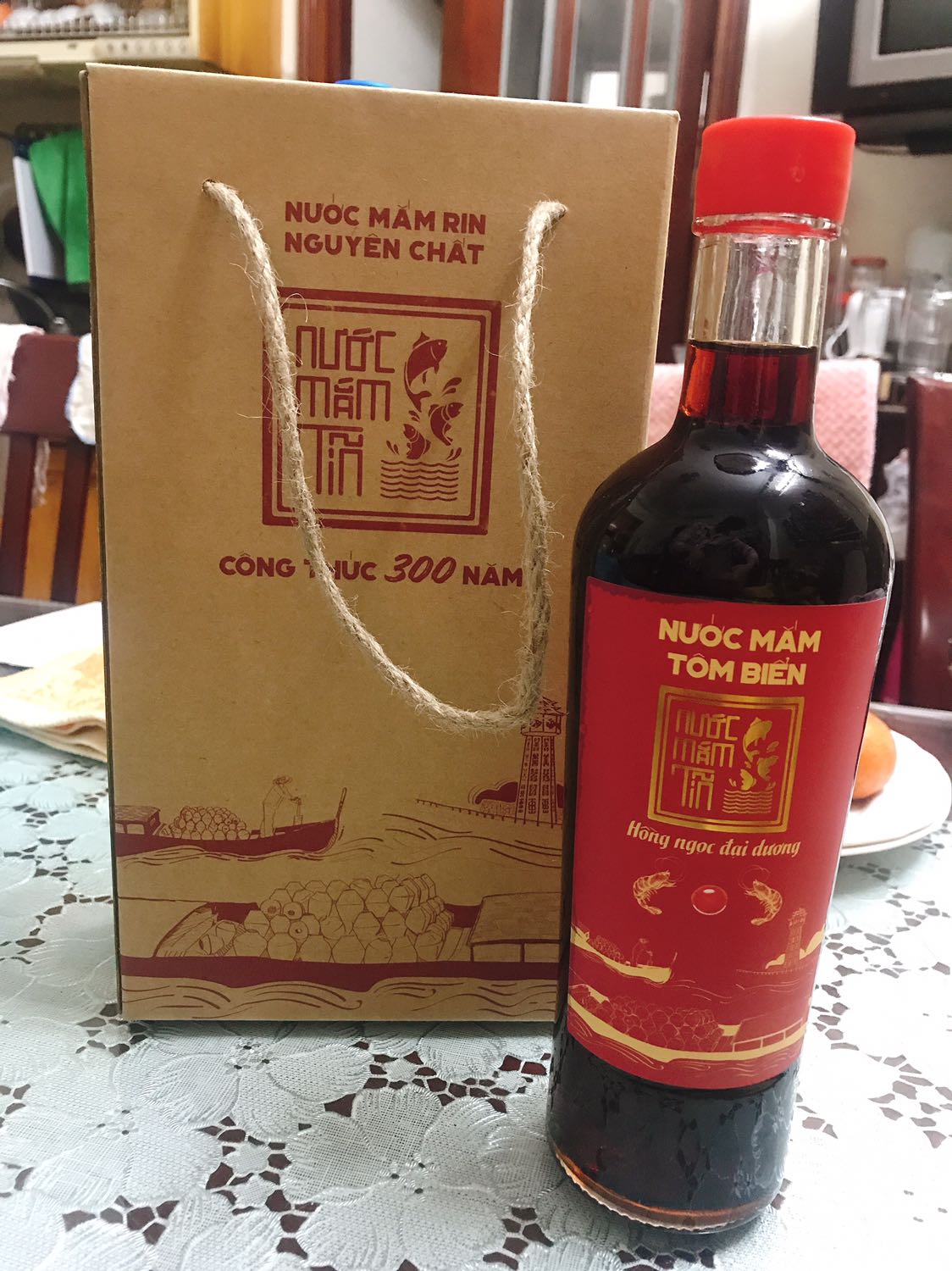 Nước mắm rất thơm và ngon. Mình mua vì vô tình đọc được trong topic về nấu ăn, mọi người đang bàn về nước mắm ngon. Thì có 1 chị nói đã ăn rất nhiều loại và cuối cùng ưng nhất là mắm Tĩn tôm biển. Sau đó thấy trên Tiki có mình mua thử luôn. Kết quả là cực kì hài lòng, cả nhà ai cũng khen ngon