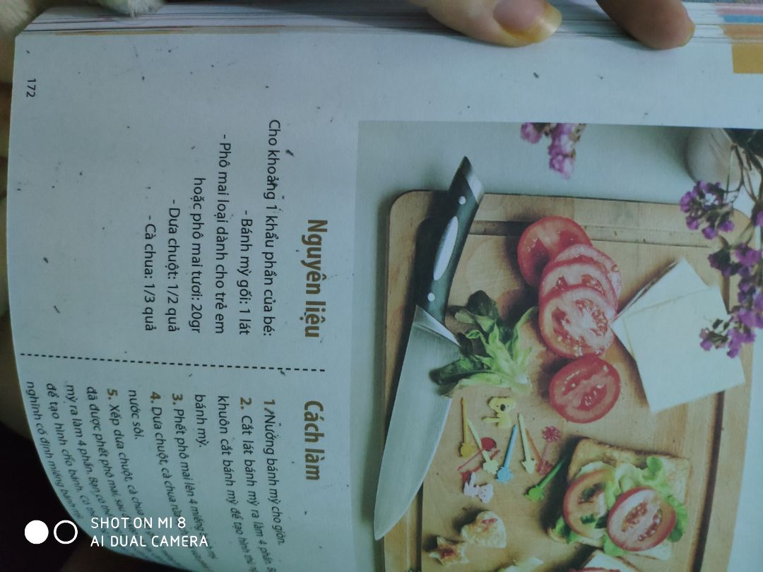 Mình đặt mua bộ 3 quyển: Ăn dặm không phải là cuộc chiến, Con nghĩ gì mẹ biết không, Ăn dặm kiểu nhật. Hôm nay về trước 2 quyển, trong đó quyển Ăn dặm không phải là cuộc chiến rất nhiều tranh bị bẩn mực đen không biết là do khi in bị nhòe ra hay bị sao nữa. Trước khi mua đọc bình luận thấy cũng có mom bình luận là sách bị bẩn mực nhiều trang mà mình vẫn đặt mua vì nghĩ chỉ là chuyện hi hữu thôi, ai ngờ hôm nay mình vẫn nhận được hàng bị bẩn mực như thế. Chắc là lo hàng mới xuất bản lần này bị lỗi mực mà vẫn bán cho khách. Cảm thấy thất vọng quá. ?.