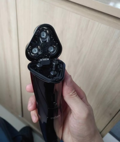 Máy ok la luôn, mẫu mã đẹp, cạo không sợ bị đứt gì luôn, còn có thêm dao cạo phía sao máy, trường hợp râu quá cứng thì mình sẽ cạo lại 1 lần nữa vs dao cao phía sau này hoặc cạo được ở vùng khác.. siêu thích..hi