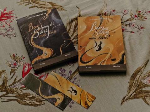 nghe review bảo cuốn này hay cực, nma tui đặt dùm bạn hoi nên hỏng bíc dc :Đ