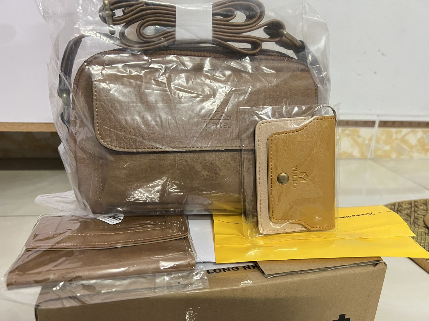 Tiki giao hàng rất nhanh luôn,
Sản phẩm này mình đắn đo nhiều lắm, ban đầu tính mua loại túi lớn (có thể đựng vừa mac 13 inch) nhưng thấy khối lượng tầm 1kg nên mình quay về túi này. Túi nhẹ, nhiều ngăn tiện dụng, vừa đủ dùng, thuận tiện khi mang theo. Các chi tiết khá tỉ mỉ, không có chỉ thừa, mùi da không bị quá hăng. Hàng tặng kèm phù hợp với nhiều bạn nữ hơn, mình góp ý với shop nên tinh chỉnh phần rìa của ví (nhìn hơi thô, chưa được gọn lắm) sẽ ok hơn. Mình đang sử ví của shop nên khá hài lòng về chất lượng sản phẩm, về thiết kế thì shop có thể thay đổi chút xíu các chi tiết nhỏ để sản phẩm trở nên sang trọng và tinh tế hơn. Mặt khác, shop nên thay đổi chất liệu giấy dễ phân huỷ hơn, lúc mở túi, mình thấy shop lót nhiều giấy quá (giống như loại dán decal) nên điểm này mình hơi khắt khe xíu. Hy vọng shop sẽ nâng cấp các dòng sản phẩm hiện có và phát triển thêm nhiều sản phẩm mới hơn. Thank shop vì các sản phẩm mình đang sử dụng cực kỳ chất lượng.