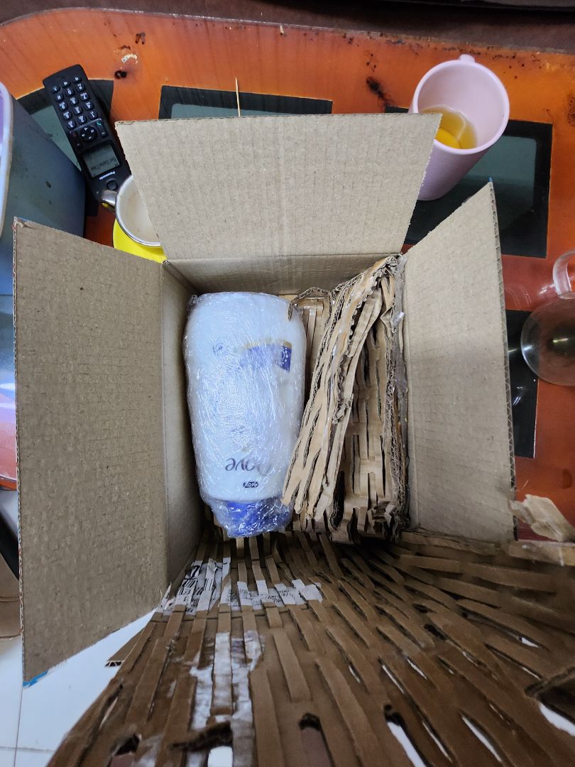 Giao hàng thiếu, chỉ có chai sữa tắm 900ml lớn, còn chai nhỏ 400ml không có. Hình ảnh *** đảo.