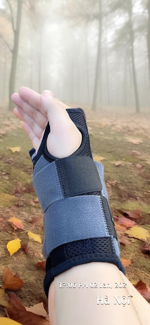 Sản phẩm tốt hơn cả mong đợi. 
Sau mấy ngày chờ đợi, vì đặt hàng đúng dịp nghỉ tết dương lịch 2024 nên hôm nay mình mới nhận được đai nẹp cố định khớp cổ tay.,
Cảm giác khi sử dụng là thoáng khí,nhẹ, nhưng sản phẩm phát huy rất tốt chức năng cố định cổ tay nhờ có 2 thanh nẹp
Shop gói hàng rất cẩn thận, ship thì rất nhiệt tình, chu đáo.
Quay lại ủng hộ shop nên bây giờ đặt mua thêm 1 Đai Nẹp cố định khớp cổ tay bên phải luôn để dùng thay đổi nhé Shop 👍
Tặng shop ⭐️⭐️⭐️⭐️⭐️