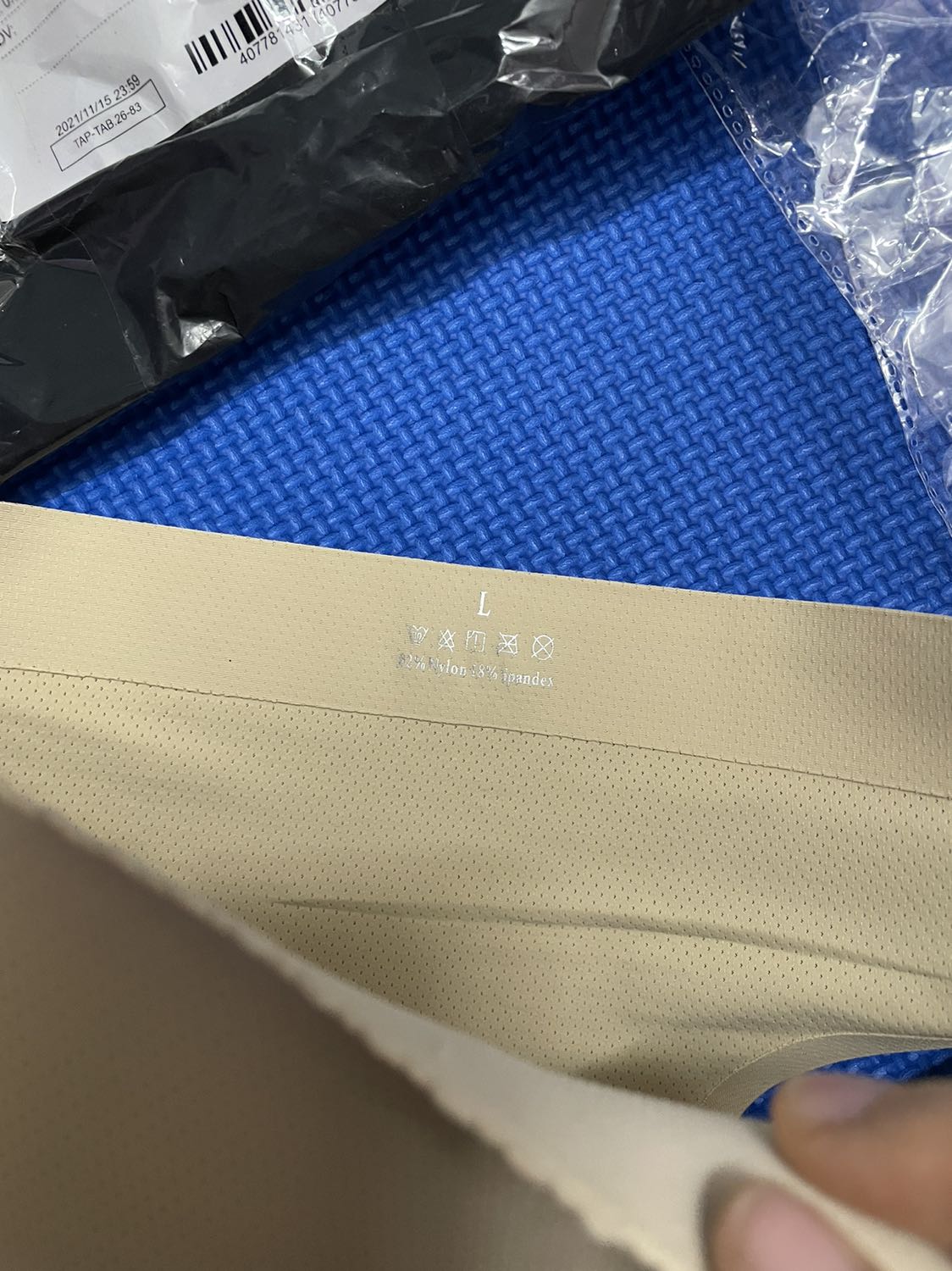 Đặt size M lại giao size L, màu đen lại giao màu này là sao shop ơi, làm k cẩn thận gì cả,