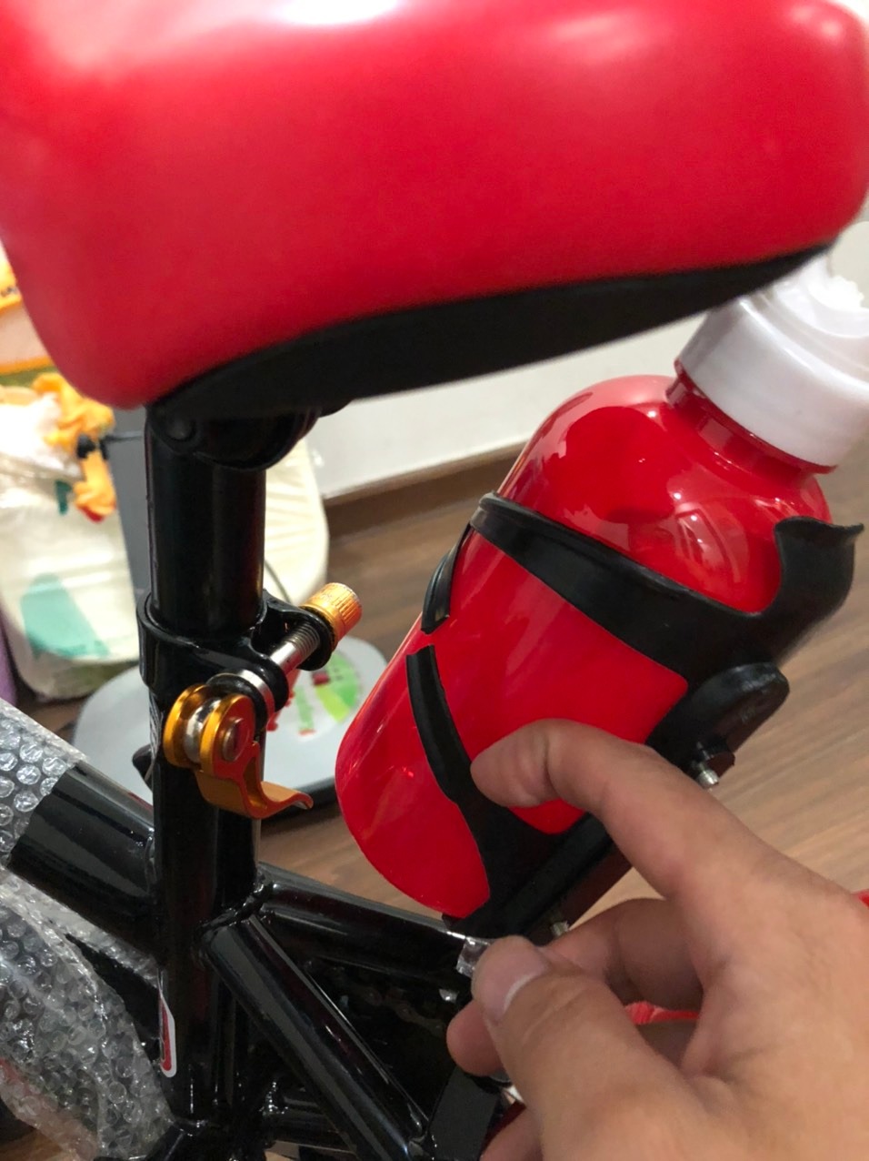 1. Bánh xe không đúng như hình ảnh sản phẩm mẫu
2. Bình đựng bị cấn vào chốt hãm in xe
3. Sơn càng trước bị sước sơn
4. Yên xe tróc lớp vỏ
5. Kệ đựng bình nước nhựa kém chất lượng và bị đứt