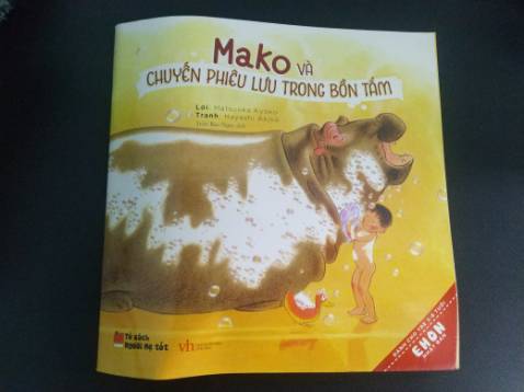 Nhìn cái hộp mà hết hồn, tưởng sách bị df hết rồi chứ, may là nguyên vẹn. Sách này là ghim bấm, mn cần chú ý khi mua, ghim có biểu hiện rỉ sét, và df nhẹ phần gáy. Nxb làm sách khá ẩu, nhìn đúng chán.