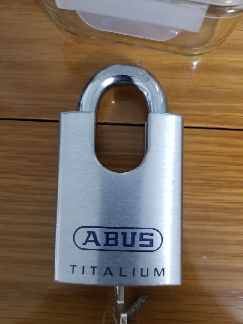 1 sản phẩm chất lượng nữa từ tiki mà mình mua được. Rất hài lòng. ổ khóa cầm khá nhẹ nhưng vẫn rất chắc chắn. lúc bóp ổ khóa cũng khá nhẹ. mình khoá trái nên so với ổ khóa đang có thì đúng là khác nhau hoàn toàn về lực và độ dễ khi thao tác. sẽ ủng hộ shop