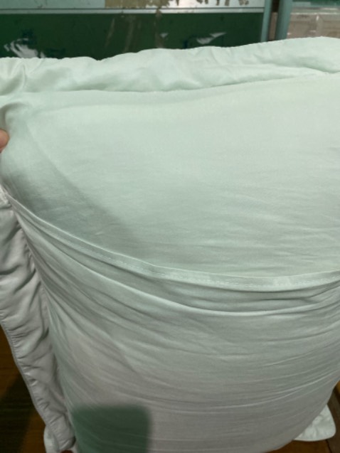 Gối có hai mặt thì mỗi mặt 1 màu. ngoài ra sp giá thành cao nhưng lại k có khóa kéo dẫn tới việc lồng bỏ gối rất bất tiện.