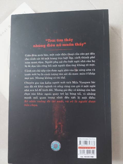 Mila Vasquez nữ thám tử chuyên về các vụ án mất tích một lần nữa quay trở lại bóng tối hay đúng hơn bóng tối lại tìm đến cô.
Câu chuyện về những mặt trái của công nghệ, Internet, mạng xã hội hay trí tuệ nhân tạo là một ẩn dụ nhắc nhở chúng ta về một “Kẻ nhắc tuồng” mới đang tung hoành.