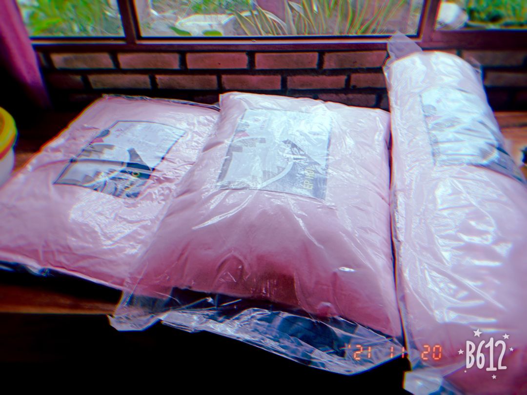 đặt 6 gối nằm mà gửi 2 nằm 1 ôm, gọi điện đã liên hệ được với nhân viên tiki. làm theo hướng dẫn, đã gửi trả 01 gối ôm, đang chờ tiki gửi lại 4 gối nằm.mong lần sau tiki kiểm tra kỹ hàng trước khi gửi, tránh phiền phức