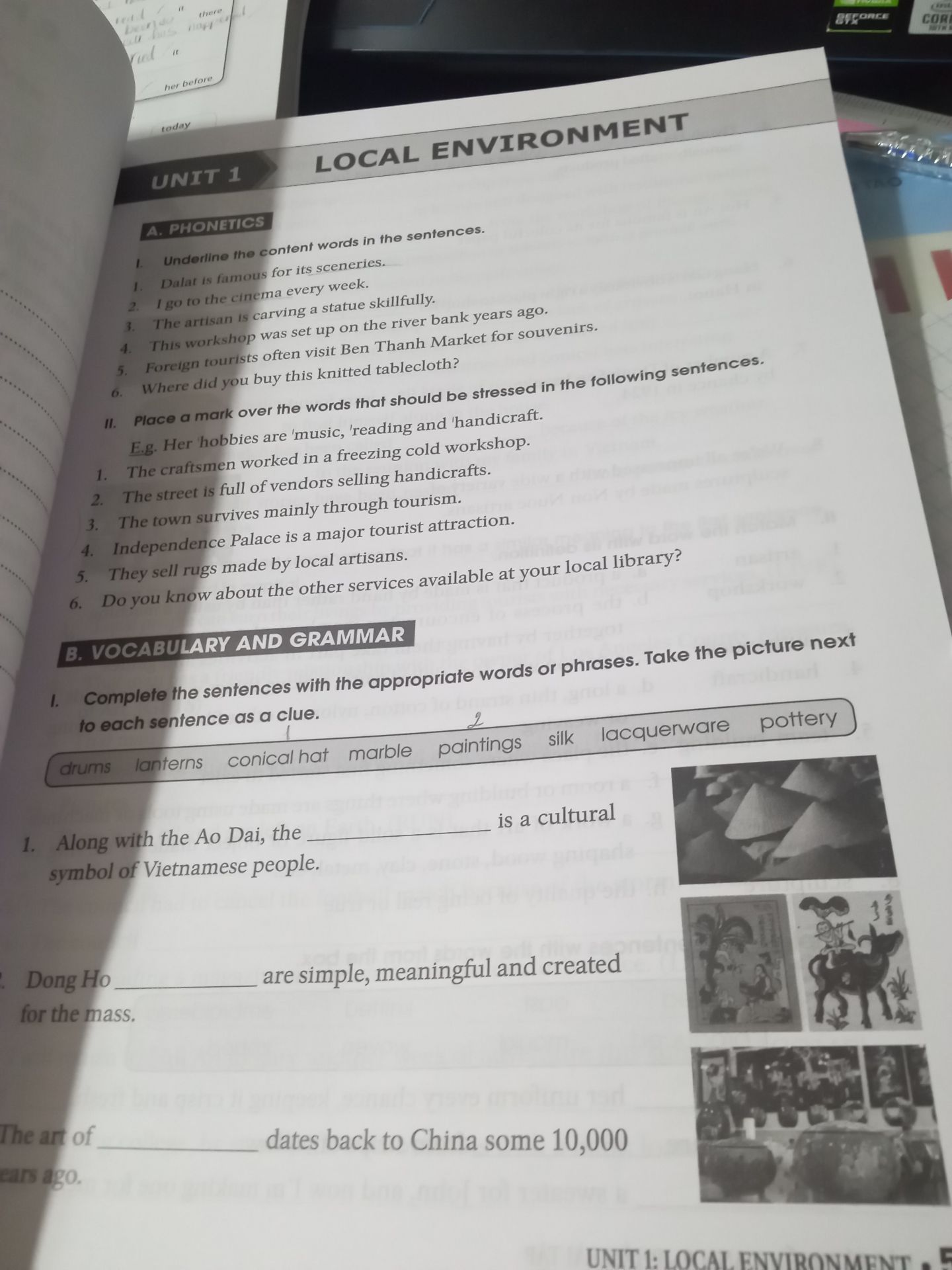 Sách ổn nha mn. Nhưng có thể là do vận chuyển nên sách của mình bị nhăn góc nha, nhưng cũng ko vấn đề. Nếu xét về nội dung thì mình nghĩ các bạn nên mua quyển Bài tập TA Mai Lan Hương-Nguyễn Thanh Loan hơn nha (là quyển cũ á) hoặc các bạn nên mua như mình, tức là 1 quyển này và 1 quyển BT trắc nghiệm Mai Lan Hương, bởi vì quyển cũ của MLH-NTL thì dày hơn nên có nhiều vài tập để các bạn làm hơn ngoài việc đó thì quyển bài tập TA cũ đó nó bị 1 vấn đề là ko theo sách TA mới mà trên trường chúng ta học. Nên chốt lại các bạn nên mua quyển bài tập trắc nghiệm Mai Lan Hương nha, còn chọn quyển này hay quyển bài tập TA cũ của MLH-NTL thì tùy các bạn. Cảm ơn các bạn đã đọc ?