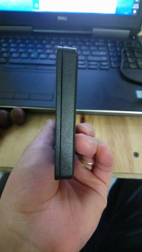 Vỏ không được khít, thấy các bạn nhận xét khi lắp ổ vào bị dơ nhưng bên trong người ta có chuẩn bị 2 miếng mút chèn nha các bạn.
cho thử ổ 2,3inch vào coppy 2Gb thấy chạy rất nhanh.
Ổn trong tầm giá. Hài lòng.