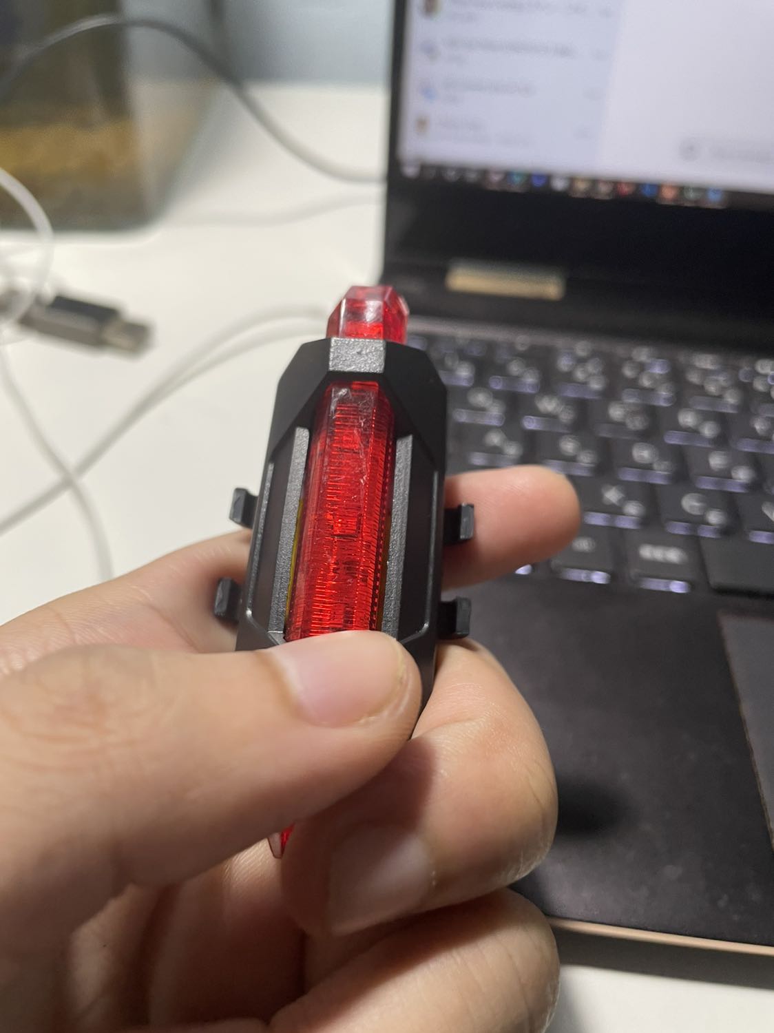 Đèn trước ok.
Đèn sau mở không lên, đem đi sạc sáng đèn nguồn, xong vẫn mở không lên.