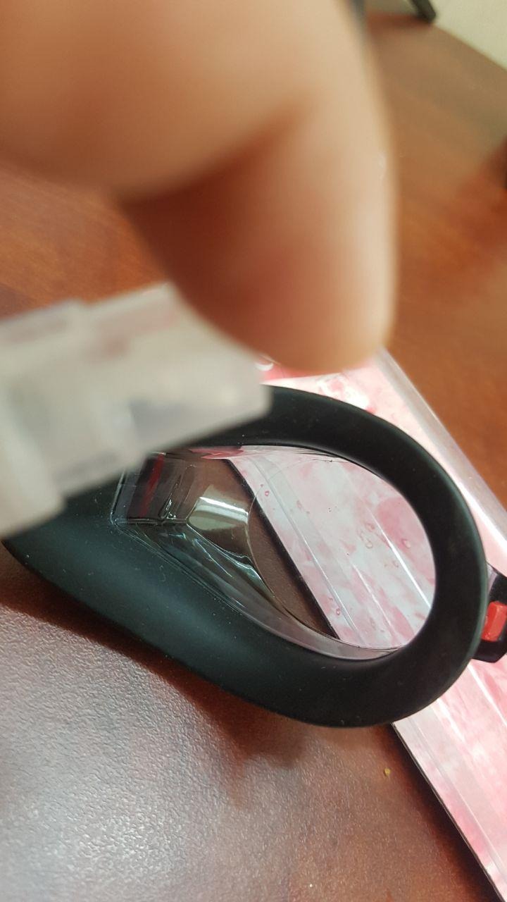 CÁI NÀY thấy anh em đi bơi khuyên dùng nên mua thử, thấy sử dụng ok , các bạn nên dùng xịt ít vào mặt kính thôi , để cho nó kho tự nhiên , làm trước khi bơi 2 tiếng cho nó khô hẳn là ok ,  xuống nước thì nhúng ướt và vẩy tí là được , dùng giảm sương mù rõ rệt , không cay mắt