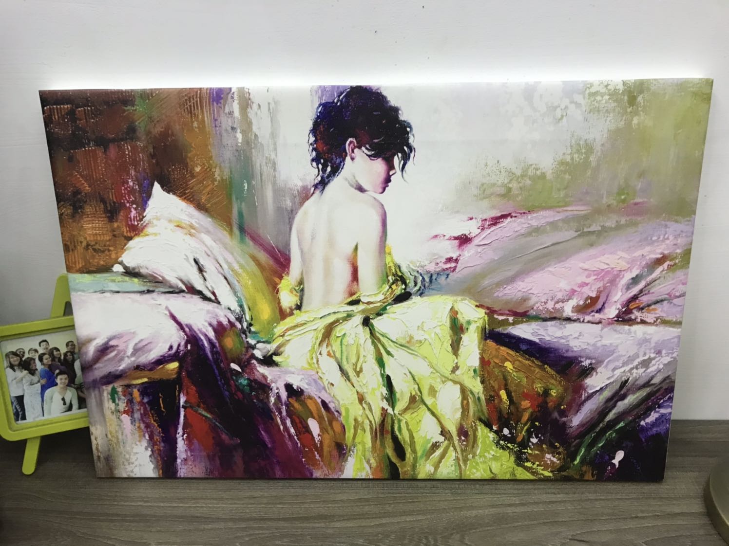 Tranh in đẹp, nhìn xa tưởng tranh sơn dầu thật luôn. Tranh có sẵn khung gỗ và móc treo. Tuy nhiên thời gian giao hàng thì trễ quá, mình phải giục Tiki mãi mới giao, giao chậm mất 4 ngày so với dự kiến. May mà sp cũng khá là ưng ý.