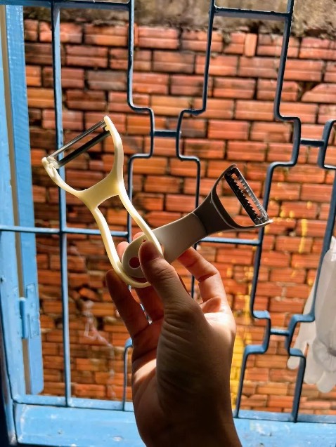 Môt bộ tách ra làm 2 cái 1 cái để gọt vỏ 1 cái để bào 
Hàng rất oke giá rẻ nhưng mn nên đặt mấy cái cho được miễn ship chứ đặt 1c tiền ship cao hơn tiền hàng