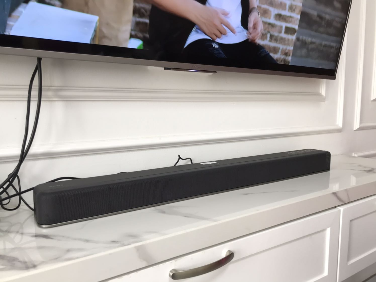 Tiki giao sớm hơn cả dự kiến.
Bao gói cẩn thận, phụ kiện đầy đủ như mình đã xem unboxing trên youtube. Chơi combo tivi Sony 8500G và em X8500 này phê hẳn. Kết nối bluetooth được với tivi nên bớt dây rườm rà. Âm thanh nghe ok, bass khoẻ. Mình xem Netflix các phim có Atmos thì thôi rồi.. quá sướng, khác hẳn loa tivi. Kết luận rất đáng tiền.