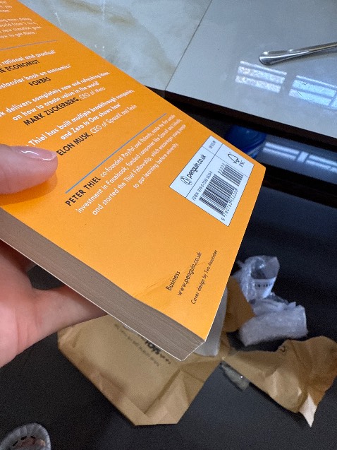 Nhận gói hàng kiểu.. ko có hộp cứng bọc ngoài. Mở ra thì sách bị gập góc 😀 ???