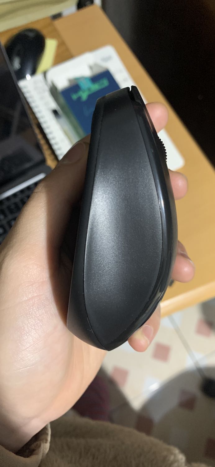 Tikinow giao hàng đúng 2h, nếu sử dụng bluetooth thì đầu nối USB ở dưới chuột cấn khi di chuột và phải bỏ riêng ra, dễ gây thất lạc. Sản phẩm ko có hướng dẫn sử dụng đi kèm nên hơi lúng túng khi kết nối bạn đầu nhưng ko sao. Cầm vừa, chắc tay