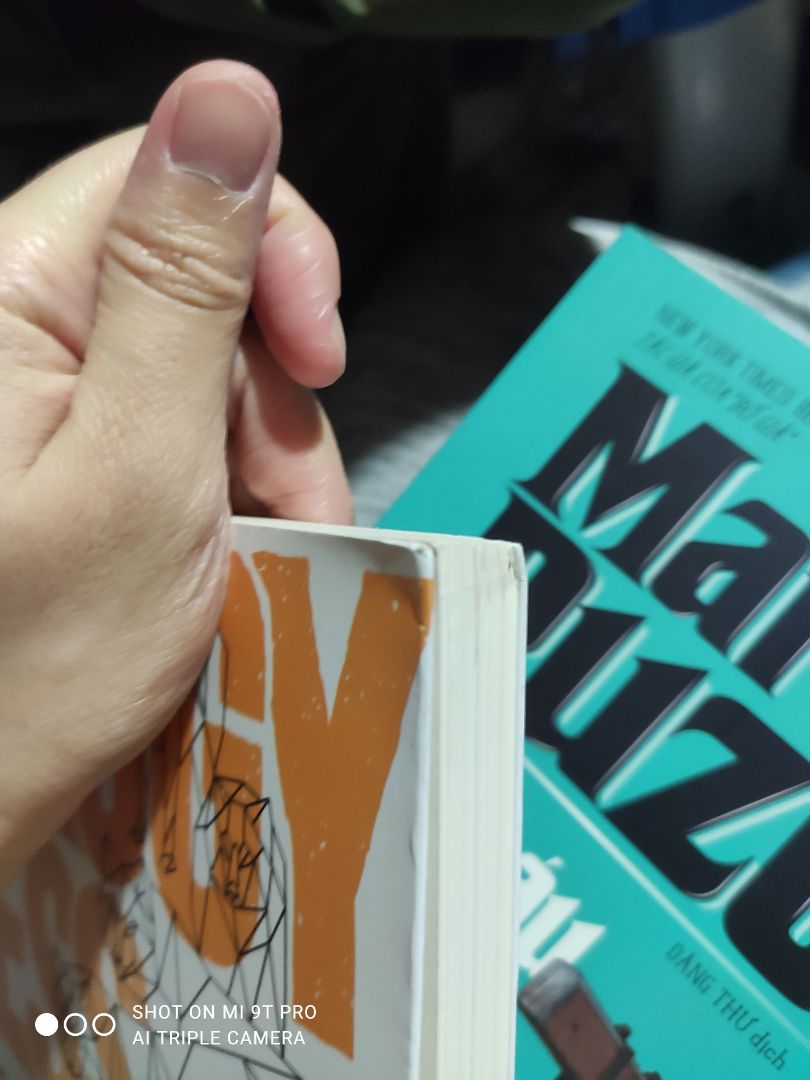 sách bị cong với tróc ở cảnh và góc sách rất nhiều. hơi thất vọng?