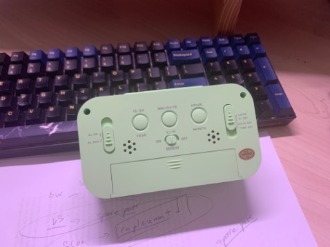 Sản phẩm okay nha. Rất phù hợp với giá tiền. Có điều không có pin kèm nên phải mua ngoài nhé. Giá vậy không có pin cũng phải rồi. Còn ai mà chê báo thức này kia thì dùng diện thoại đi cho rồi, tự nhiên đi chê hàng ngta