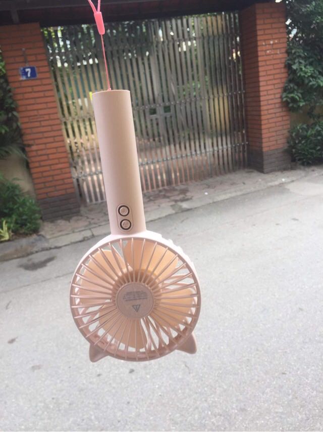 Quạt xinh quá trời quá đất huhu, mình xài liên tục cả ngày mới hết pin luôn, có 3 mức gió siêu mát, bị yêu em quạt này quá ^^
shop tặng kèm cả dây treo quạt nữa lunn