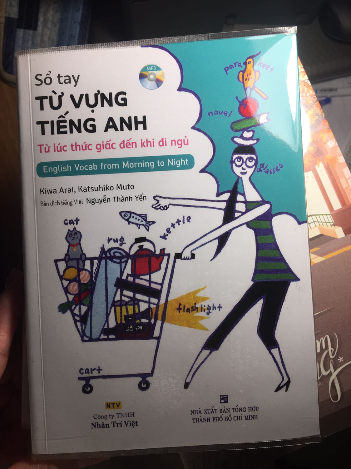 Mình review nhầm các bạn ạ! 
Chả là có 2 cuốn sách, 1 là 700 câu tiếng Anh và 1 cuốn là Sổ tay từ vựng (bìa xanh) đều cùng nội dung là Từ lúc thức giấc đến khi đi ngủ. Hai cuốn bổ trợ cho nhau để học từ vựng và luyện nói khá tốt đối với cuộc sống hàng ngày. Rất đáng để tham khảo. Sách kèm theo mp3 để học. Rất hài lòng.
