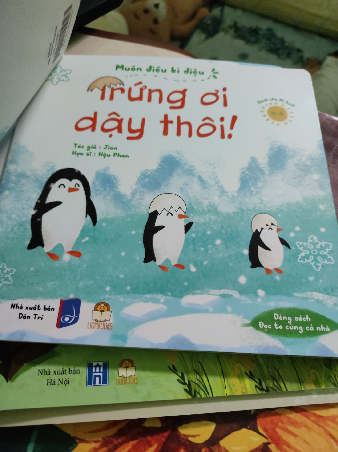 sách hình ảnh và màu sắc đẹp, nội dung ngắn gọn phù hợp với bé, giấy đẹp mà không biết sẽ bị em bé xé khi nào đây 😁