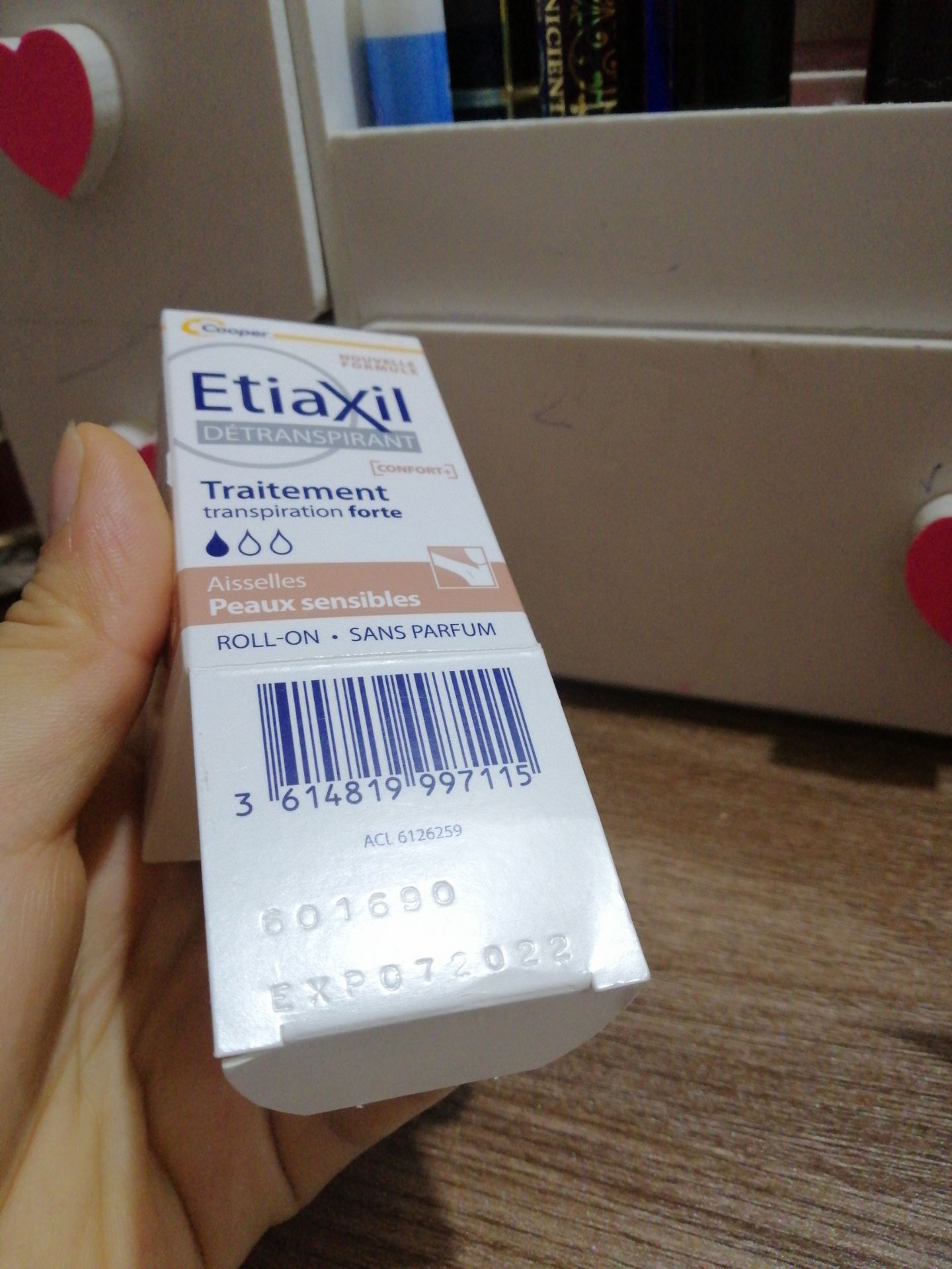 trc giờ vẫn dùng etiaxil ngăn mùi tốt, đc 3-4 ngày, dòng siêu nhạy cảm cho cả bé con đang dậy thì nhà mình dùng xem tnao, mua của tiki trading lần đầu hàng chính hãng tem mác đầy đủ, 2 hôm là nhận đc hàng. cho 5*