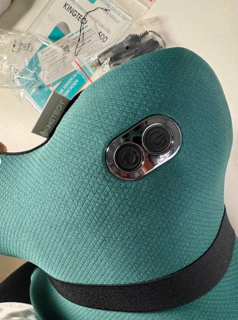 Máy chạy êm lực mát xa mạnh, thiết kế này, khi dùng dễ để lên ghế với nằm lên cũng dễ hơn. Ai bị đau lưng với đau vai gáy thì mua em nhà là thích hợp. Nhiệt hồng ngoại ấm ấm nhẹ kết hợp với mát xa hơi bị êm. Đã thế đóng gói rất cẩn thận, và shop có cam kết bảo hành. Uy tín lắm!