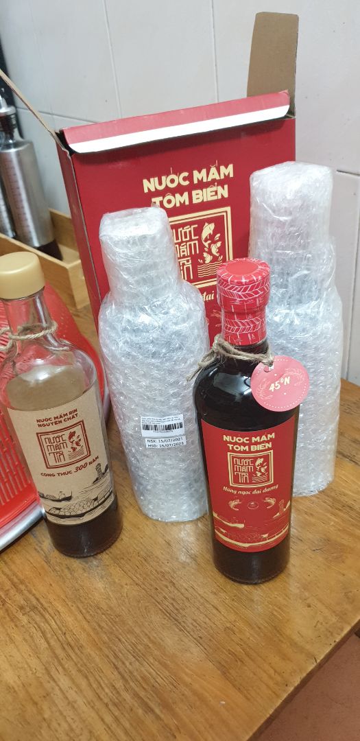 Nước mắm thơm ngon, vị ngọt dịu, sánh đặc,màu sắc rất đẹp 
 Một trong những loại nước mắm ngon nhất tôi từng sử dụng 
 Shop đóng gói rất cẩn thận, phản hồi chu đáo