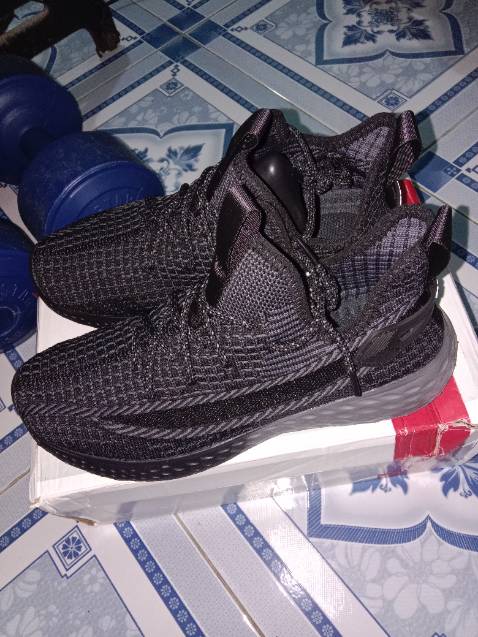 Shop tư vấn nhiệt tình, giải đáp nhanh chóng.
Giày đẹp, giống mô tả, đế giày rất nhẹ đi rất êm chân.
Giao hàng nhanh chóng.