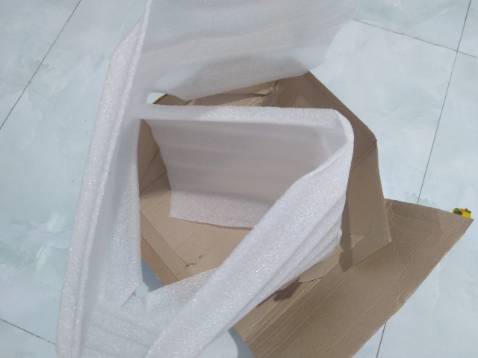 Fahasa cho một cái miếng chống sốc bự chả bá, bộ bài thì gất là đẹp. Fahasa đem bộ bài tarot hàng auth về VN với giá rất mềm nè. Hộp giao hàng bị thủng lỗ khá nhiều, về đc tới nhà mình chắc cái hộp cũng chống cự dữ dằn =))) Tuy nhiên mình thấy hộp bài có nhiều vết hằn, nhưng mà này chắc do bên xuất bản vì thấy seal nilon với lớp vỏ giấy ngoài gần như chả bị sao cả.