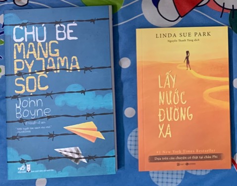 Nội dung thì mình không đánh giá nữa vì đã có nhiều trên các trang nhóm rồi. Cuốn "Lấy nước.." hơi nhỏ với mỏng, nhưng 2 cuốn đều bìa đẹp. 
Về nhà bán hàng đóng sách đẹp, cứng cáp, còn tặng sổ tay xinh lắm.  
Về Tiki tiếp nhận đơn nhanh, đóng gói và vận chuyển phải nói là nhanh không ngờ luôn(khâu đóng gói mà thêm tí miếng chống sốc vào thì yên tâm hơn).