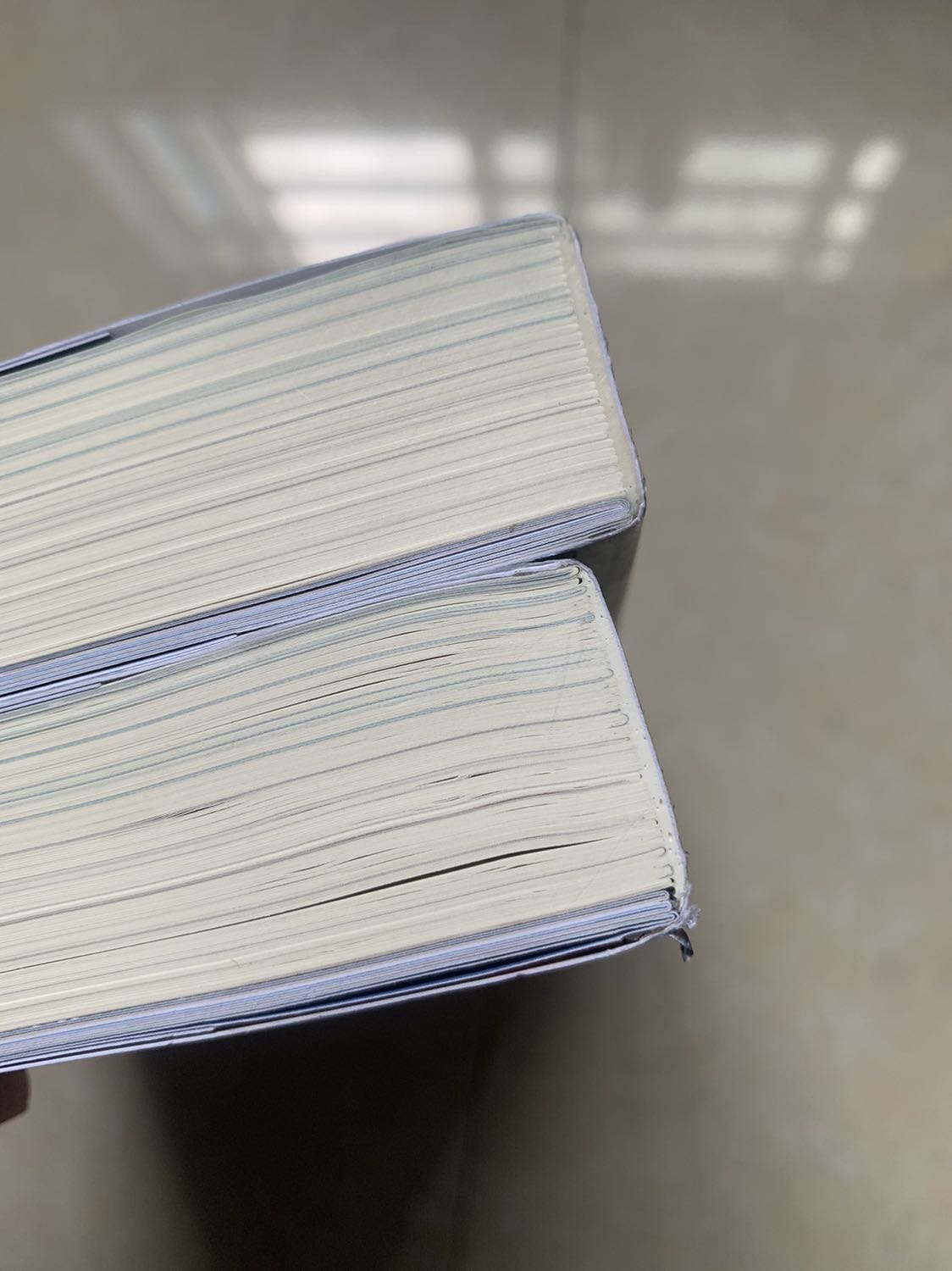 Bìa sách in bị lệch, giấy cắt không gọn gàng mà bị gợn sóng. Có 1 bookmark mà theo nxb thì phải có hai cái. Gáy sách bị nát, không còn seal. Giá rẻ như chất lượng vậy. Nên trải nghiệm. 
Chú thích: mình có hai sản phẩm, một cuốn mua trước bên shopeemall (mình nghĩ nó ổn) và cuốn sau mua bên tikitrading làm mình hơi thất vọng.