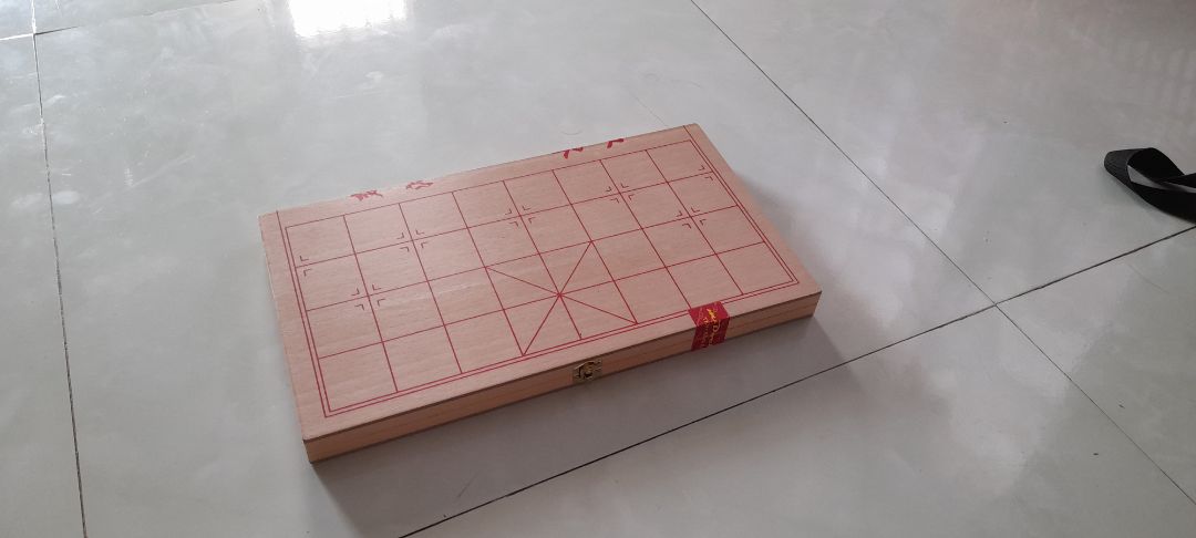 Hàng giao nhanh, bàn ko bị sứt mẻ gì. Rất OK.
Nhưng nếu có thể góp ý, thì mình thấy bàn cờ nên là bàn khắc vì khi sử dụng nhiều có thể bong tróc vạch kẻ. Thứ 2 là quân cờ, nếu là người chơi lâu năm chắc chắn sẽ nhận ra. Như hình mình gửi ở trên thì ký tự quân pháo, mã, xe đều giống nhau ( Thực tế thì quân đỏ có thêm 1 ký tự như số 1 ở bên trái ) và quân tốt thì lại đảo màu nữa, quân của bên đỏ thì lại tô màu đen và ngược lại. Nên nếu có thể góp ý giúp món hàng đc cải thiện, hoàn chỉnh hơn thì nên chỉnh lại lỗi này ạ.