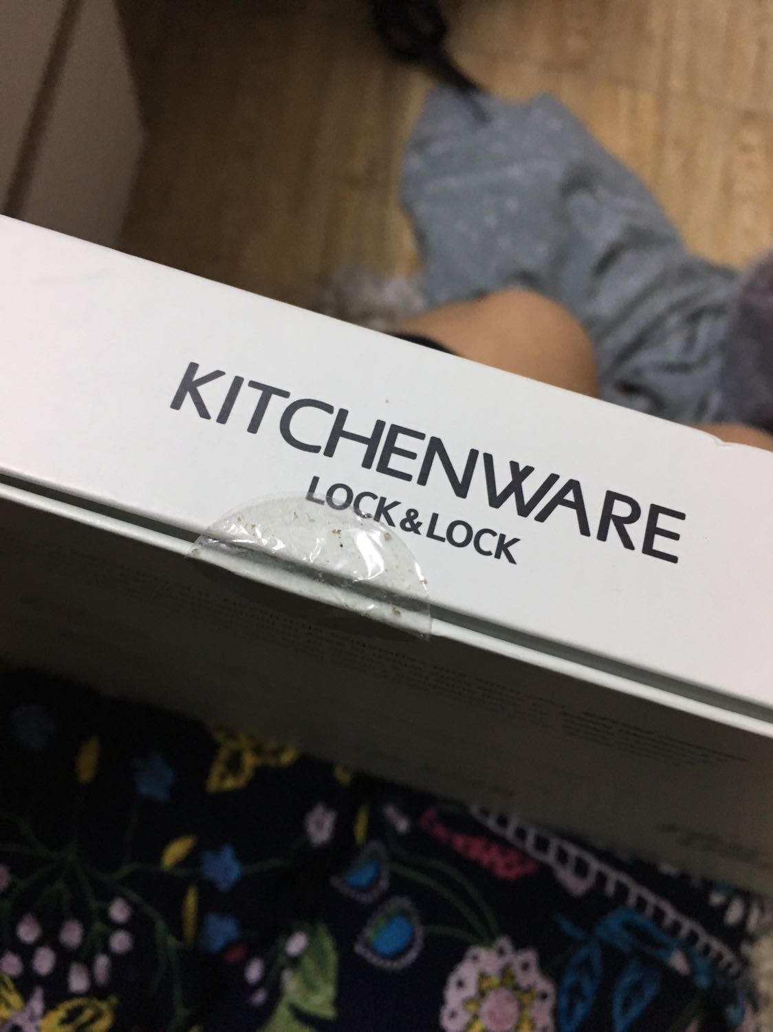 Bộ này không còn nguyên seal, seal đã bị bóc đến tróc cả lớp keo và dính bụi tùm lum. Khi mở ra thì có dao được bịt đầu, có dao thì bị tháo bịt đầu rồi. Chuôi dao lỗi hoạ tiết kẻ caro. Có bụi bẩn và rác nhỏ trong hộp khiến mình nghi là shop đã bóc hộp này ra để *** cho khách khác xem, hoặc hộp này là hàng hoàn trả của khách khác. Do sản phẩm lỗi tùm lum nên khó có thể là hàng chính hãng, mng nên cân nhắc khi mua.

P/s: đã *** dao và ko hề sắc như kỳ vọng. Rất chán.