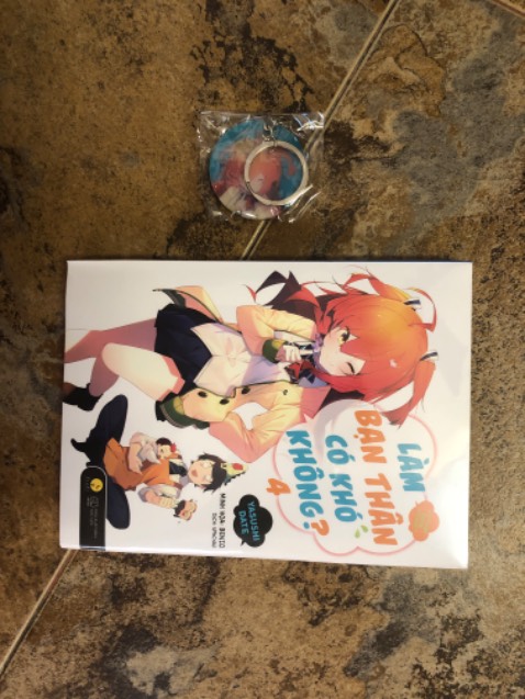 Bản đặc biệt nhưng mà ko thấy postcard đâu chỉ có móc khoá. Không có bọc chống xóc mà cho đoạn nilon kia vào chả hiểu để làm gì. May phước là quyển truyện ko sao.