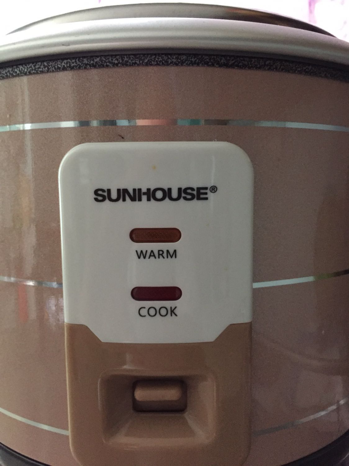 Đề nghị hướng dẩn khắc phục hiện trạng nấu cơm bị cháy khét như trong ảnh đính kèm hoặc đổi nồi khác vì uy tín thương hiệu quý Cty