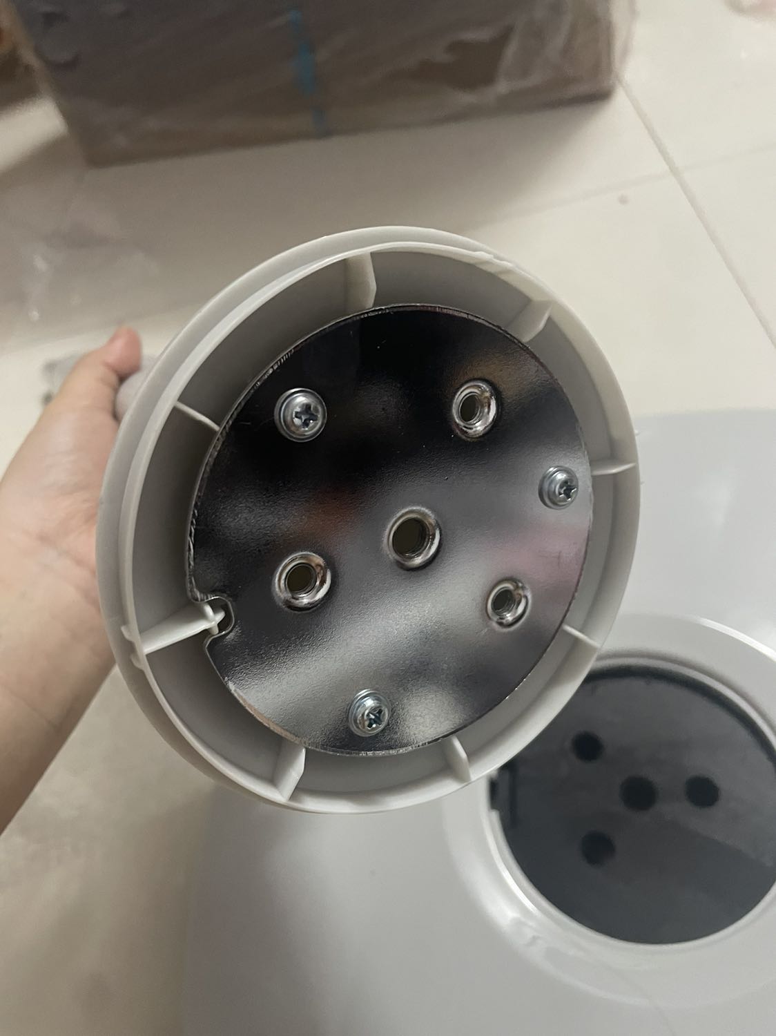 Không biết mọi người như nào, chứ với 1 phụ nữ ko rành tháo lắp kĩ thuật thì lắp cái quạt này đúng là thảm hoạ. Không biết lắp như nào, có lỗ mà ko thấy có ốc, ko lẽ đi mua quạt còn phải mua thêm ốc. Haiz, rồi mua quạt về nó nằm đó bữa tới giờ. Trải nghiệm chán thật sự 🥲🥲