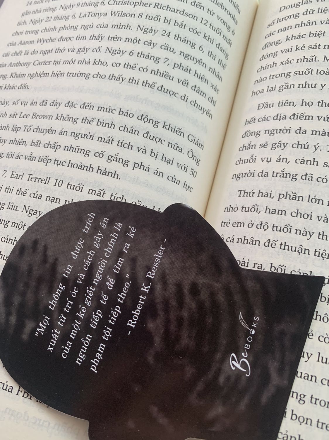 Sách đẹp, to hơn ở trong ảnh nhiều, khi nhận hàng mình cũng khá bất ngờ luôn ấy😅, ở cuối góc bên trái bị hơi móp nhẹ và ở đầu góc bên phải, mặt sách hình như có 1 lớp nhung mỏng hay sao nhưng mình sờ vào cảm giác đã lắm, sách giầy tận 279 trang, mình khá là ưng ấy🥰