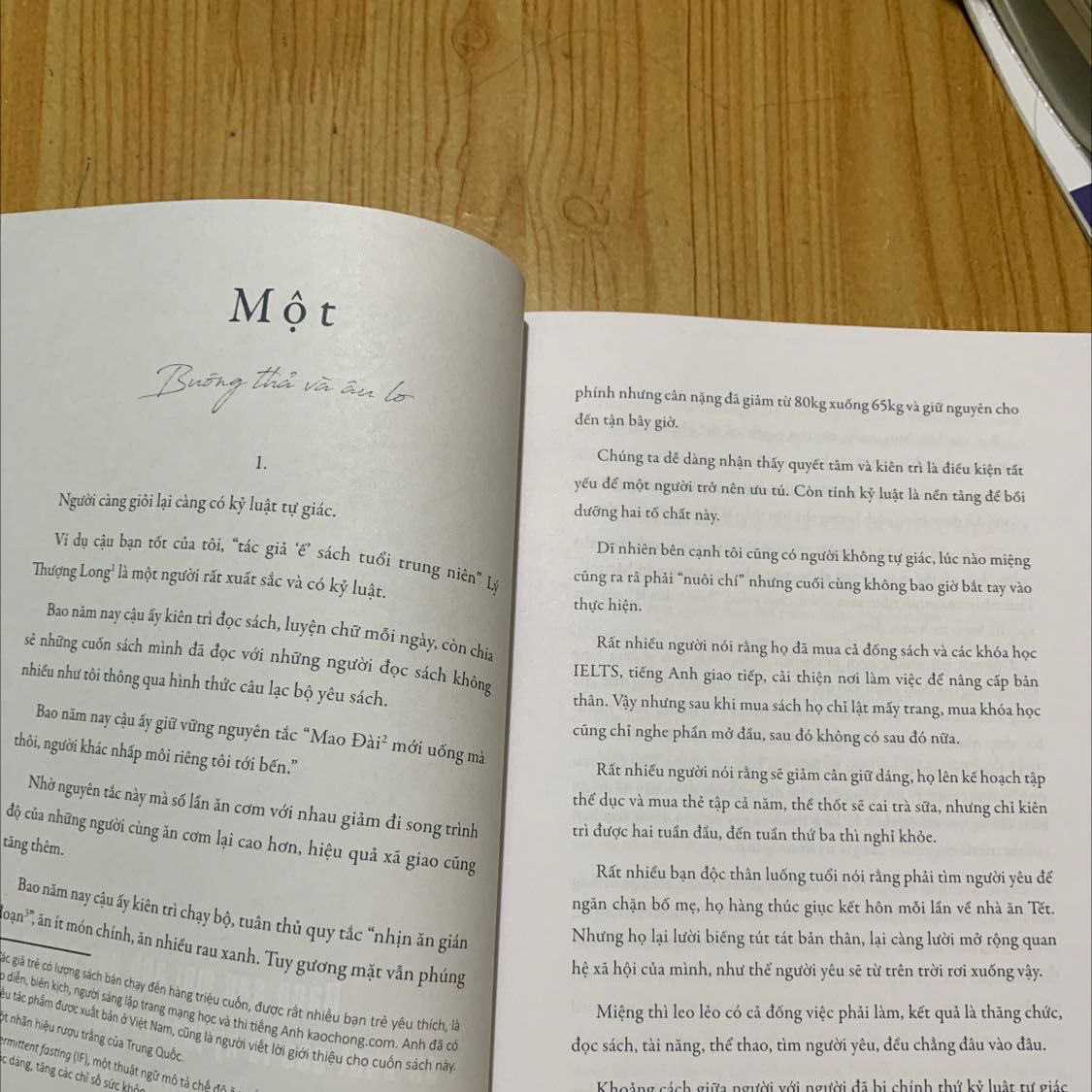 1. Tiki giao hàng đúng hẹn,
2. Nội dung sách phù hợp tâm lý của người trẻ, sử dụng sức mạnh ngôn từ tạo động lực phấn đấu cho độc giả.
3. Chất lượng in không tốt, mực in mờ, màu sắc trang trí sách tối, rối mắt