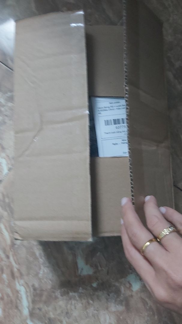 Đặt vành bóng rổ sao giao đôi giầy. Yêu cầu trả hàng