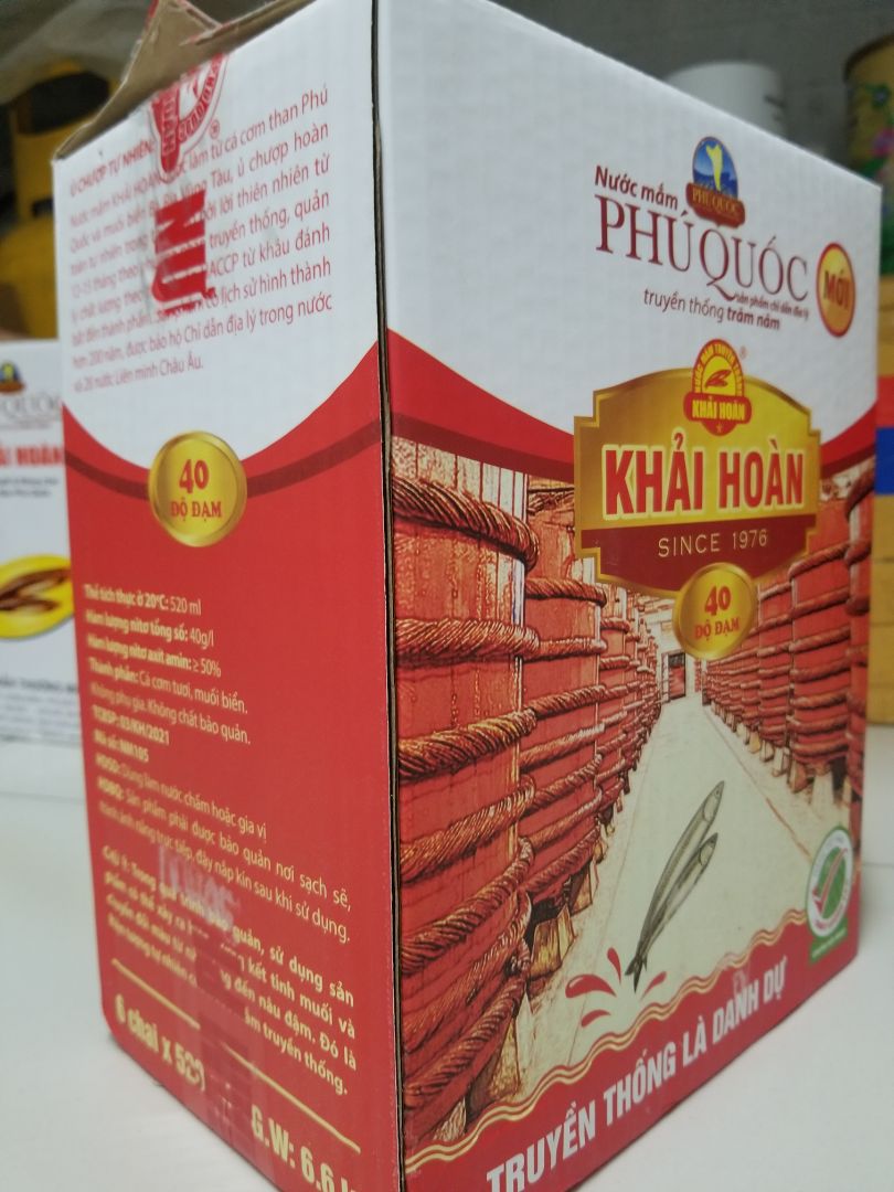 Hàng có bao bì hơi khác so với hình. Các chai bên trong không có màng co. Nút đậy khác  so với trước đây. Mong là sản phẩm vẫn đảm bảo chất lượng đúng với chỉ dẫn địa lý.
Chấm 4* cho tốc độ giao hàng, giảm * do không đúng hình ảnh.