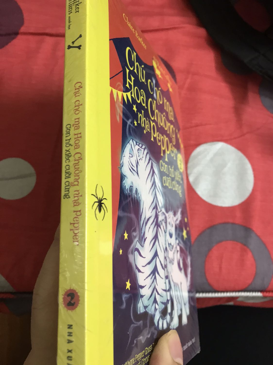 Sách về nhanh nguyên seal, còn mới dù ở trong kho cũ của nxb Trẻ. Tiki giao hàng nhanh và cẩn thận.
Nội dung cực kỳ thú vị rất thích hợp với ai yêu thể loại truyện cho young adults và fantasy, cũng rất nhân văn và ý nghĩa nữa.