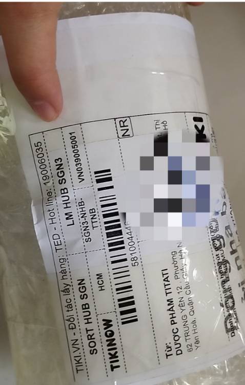 Shop đóng hàng cẩn thận. 
Dạo gần đây các nhà bán trên tiki đóng hàng không giống trước. Trước đây đóng trong hộp rất lịch sự. Giờ không có nữa. Không biết tại sao.
Hàng thì giống hàng mua ngoài nhà thuốc. Chắc ok ko sao.