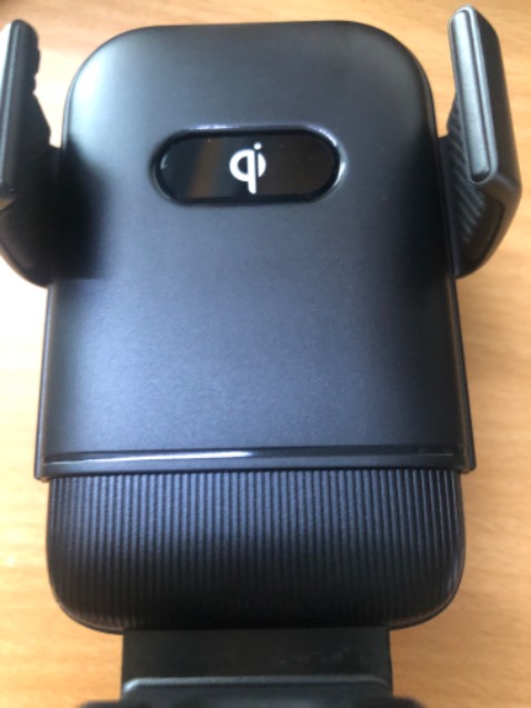 Sử dụng tiện lợi kèm sạc không dây. Điểm cộng shop tặng kèm đế hít